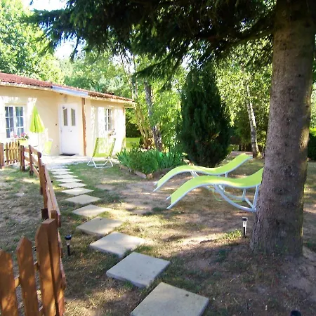 Dom wakacyjny Maison De 2 Chambres Avec Vue Sur Le Jardin Clos Et Wifi A *